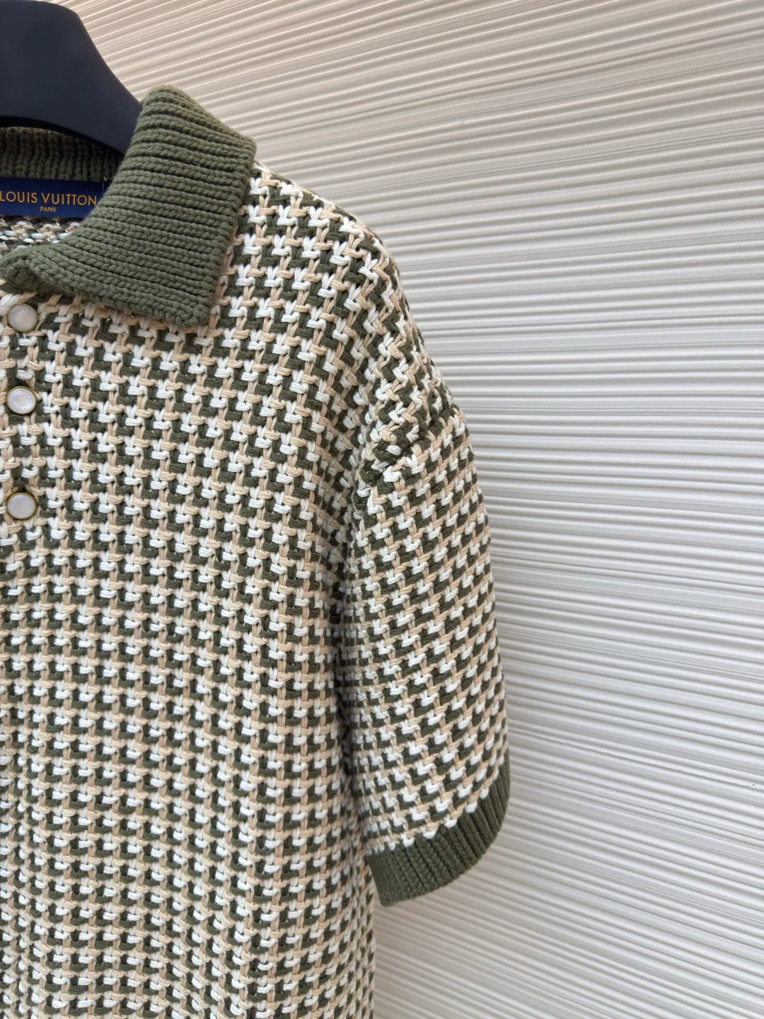 LOUIS VUITTON colorblock jacquard knitted short-sleeved polo shirt ●Item number: 1680285-B20 ●Fabric: woven fabric ●Technology: jacquard knitting ●Version: fitted version ●Weight: about 1000 grams ●Size: S-M-L-XL ●Description: It is made of YB custom-woven cotton fabric, which is naturally soft and comfortable for the upper body. It has first-class breathability, allowing the skin to breathe freely and is not prone to sweating due to hot weather; the grid lines are straight without any distortion and deformation, and YB is disassembled for accurate positioning during the weaving process; the neckline is knitted finely, stiffly and stylishly, which can be used very easily It maintains its shape well and is not easy to loosen after multiple wears; the edges of the folds are flat and naturally connected with the main body; the buttons are of high quality, warm in color, firmly embedded in the clothes, and open and close smoothly; the ribbed cuffs and hem have just the right amount of elasticity to be comfortable to wear, and the overall design and practicality are both there. The overall wiring is straight and delicate, the fabric is comfortable and soft, and the color is consistent without color difference. It can be matched with the same style to create a fashionable look and control various occasions. Customized accessories, complete with three standards, same style for men and women!